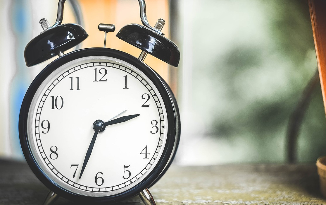 ¿A qué hora corren los crones diarios, semanales y mensuales en CentOS 6.x?